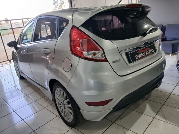 2016-Ford-Fiesta-10-EcoBoost-Titanium-5-dr image:4