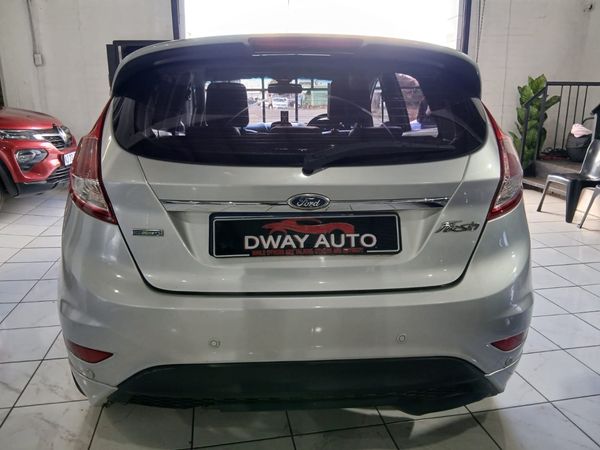 2016-Ford-Fiesta-10-EcoBoost-Titanium-5-dr image:5