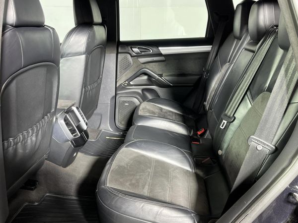 2013-Porsche-Cayenne-GTS-Auto image:3