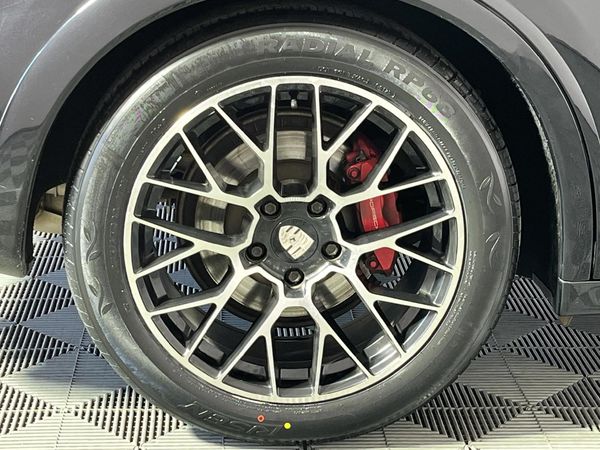 2013-Porsche-Cayenne-GTS-Auto image:7