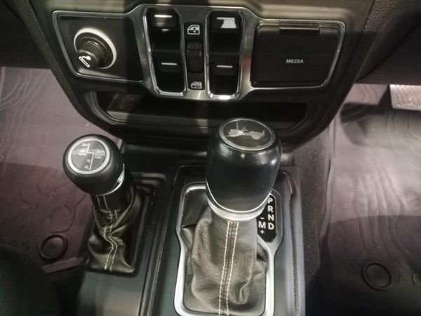 2021-Jeep-Wrangler-Unlimited-Sahara-36-V6 image:18