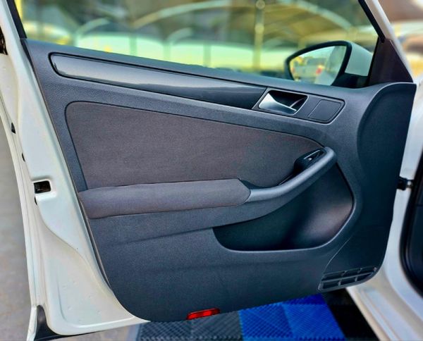 2012-Volkswagen-Jetta-VI-14-TSI-Comfortline image:17