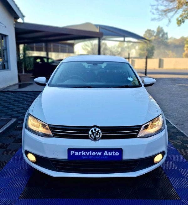 2012-Volkswagen-Jetta-VI-14-TSI-Comfortline image:1