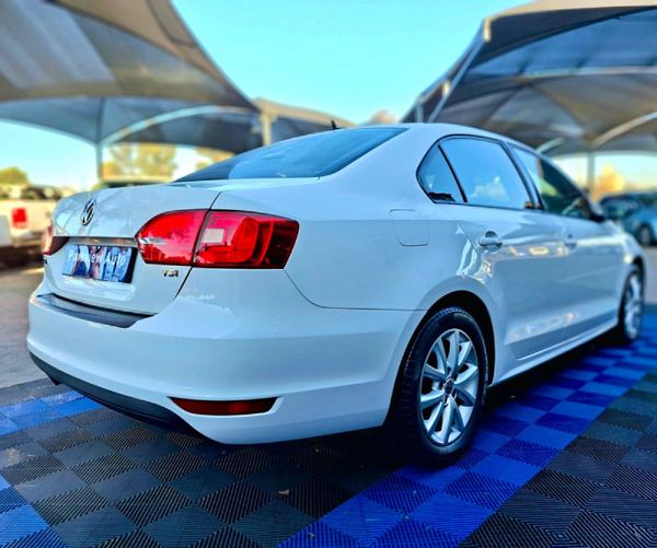 2012-Volkswagen-Jetta-VI-14-TSI-Comfortline image:5