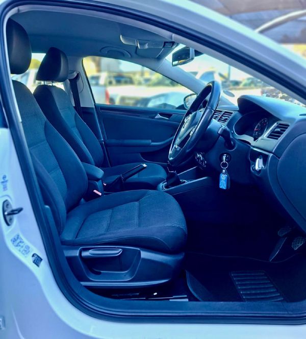 2012-Volkswagen-Jetta-VI-14-TSI-Comfortline image:8