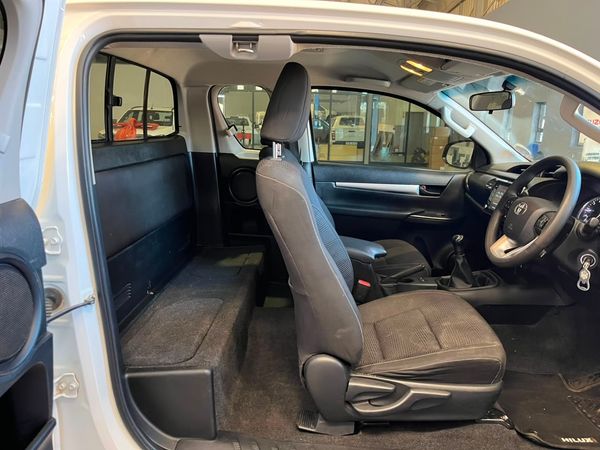 2022-Toyota-Hilux-24-GD-6-Raised-Body-SRX-Extended-Cab image:12