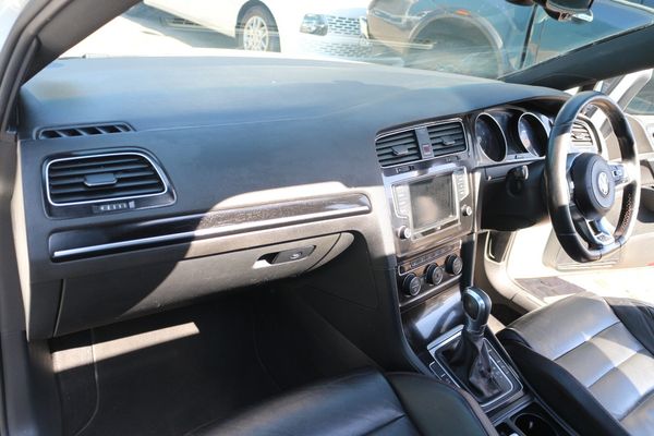 2016-Volkswagen-Golf-VII-GTI-20-TSI-Auto image:10