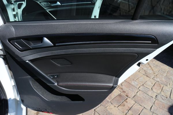 2016-Volkswagen-Golf-VII-GTI-20-TSI-Auto image:16