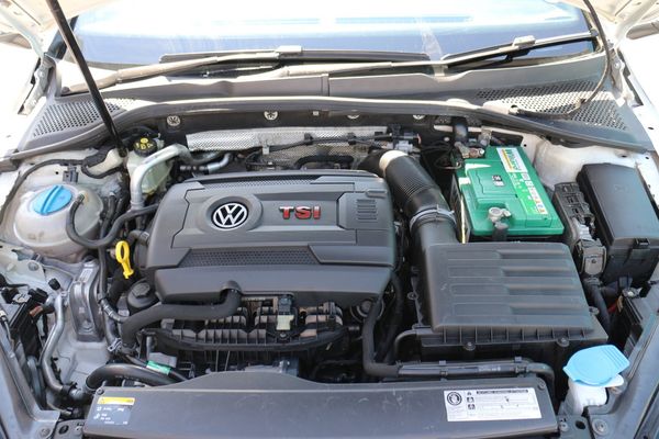 2016-Volkswagen-Golf-VII-GTI-20-TSI-Auto image:17