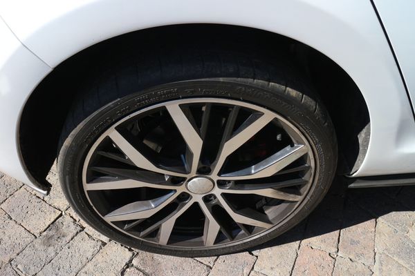 2016-Volkswagen-Golf-VII-GTI-20-TSI-Auto image:18