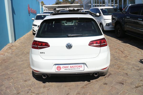 2016-Volkswagen-Golf-VII-GTI-20-TSI-Auto image:21