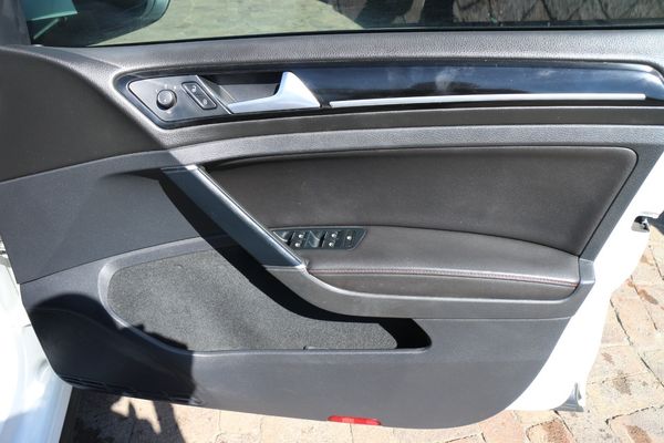 2016-Volkswagen-Golf-VII-GTI-20-TSI-Auto image:22