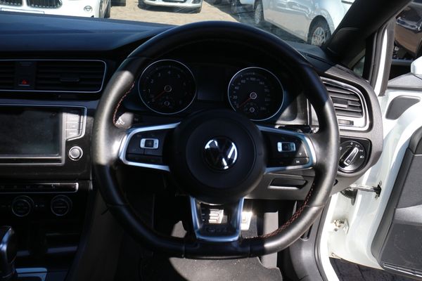 2016-Volkswagen-Golf-VII-GTI-20-TSI-Auto image:24