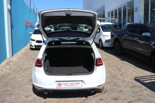 2016-Volkswagen-Golf-VII-GTI-20-TSI-Auto image:26