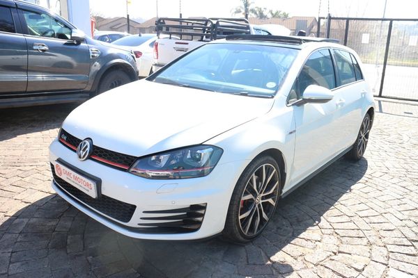 2016-Volkswagen-Golf-VII-GTI-20-TSI-Auto image:3
