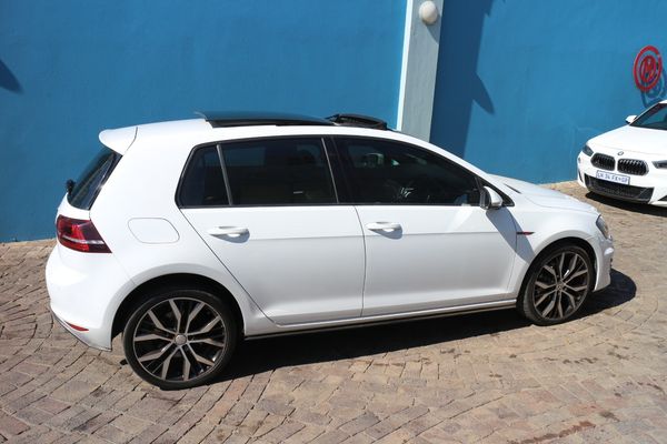 2016-Volkswagen-Golf-VII-GTI-20-TSI-Auto image:4