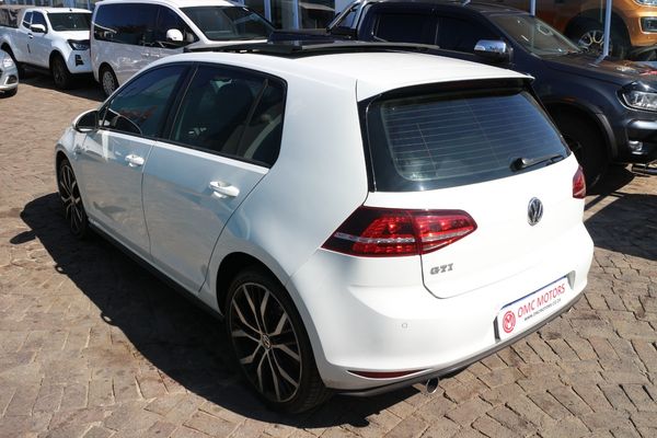 2016-Volkswagen-Golf-VII-GTI-20-TSI-Auto image:6
