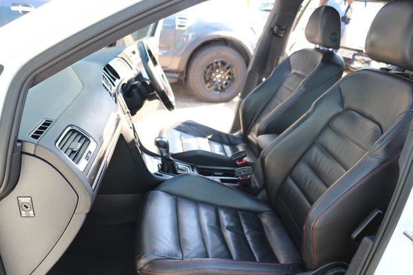 2016-Volkswagen-Golf-VII-GTI-20-TSI-Auto image:8