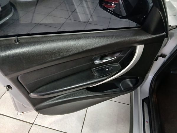 2016-BMW-3-Series-320i-Luxury-Line-Auto image:5
