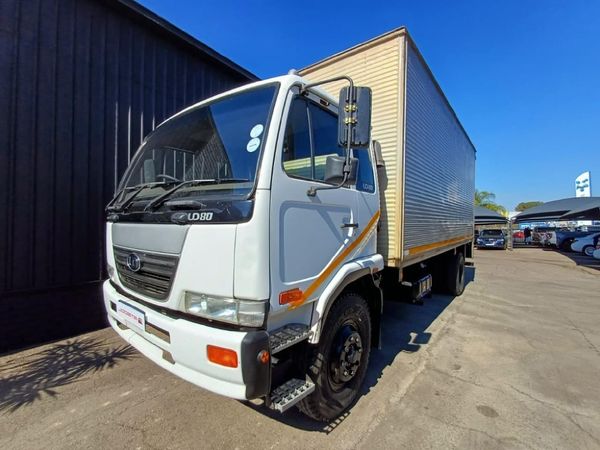 2004-Nissan-Ud-80-Fc-Cc image:1