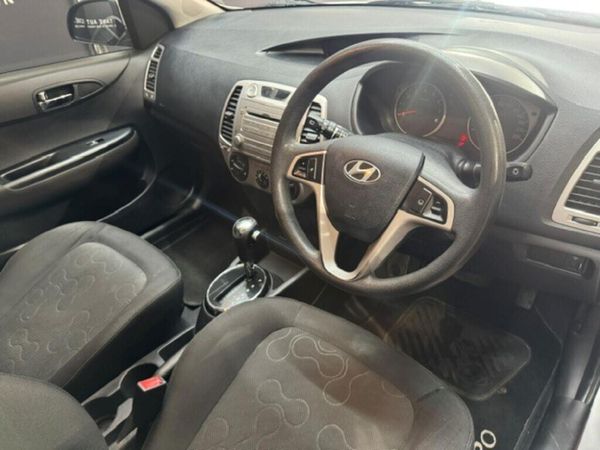 2011-Hyundai-i20-14-Auto image:6