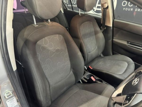 2011-Hyundai-i20-14-Auto image:7