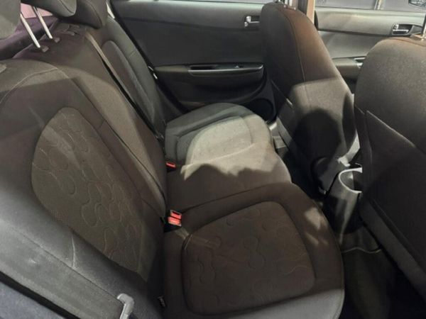2011-Hyundai-i20-14-Auto image:8