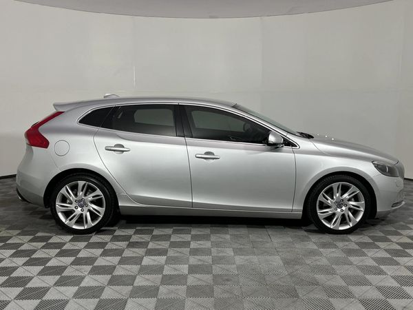 2014-Volvo-V40-T4-Excel image:17