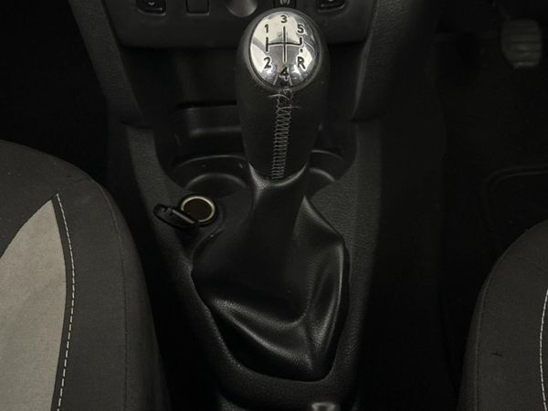 2015-Renault-Sandero-900T-Stepway image:10