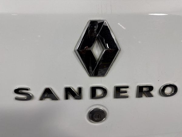 2015-Renault-Sandero-900T-Stepway image:11