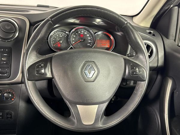 2015-Renault-Sandero-900T-Stepway image:12