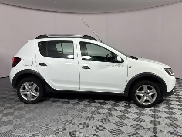 2015-Renault-Sandero-900T-Stepway image:17