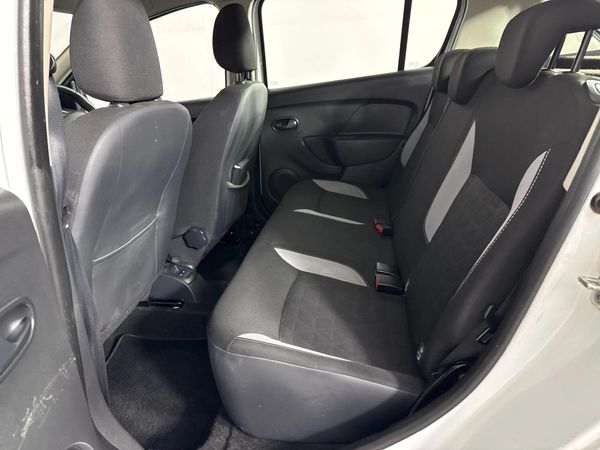 2015-Renault-Sandero-900T-Stepway image:3