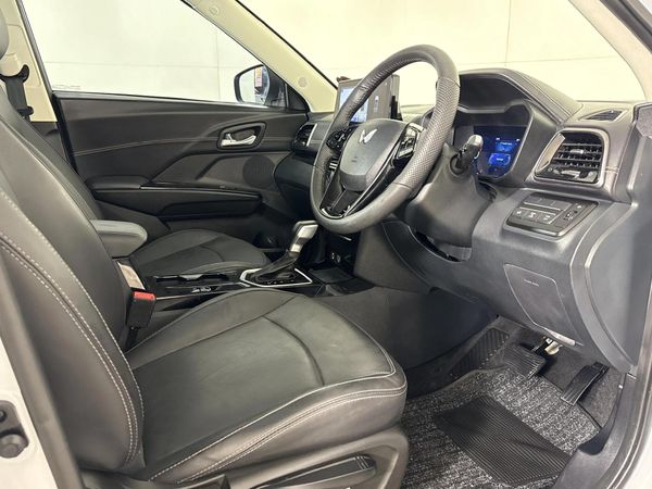2024-Mahindra-XUV-3XO-12T-AX7L image:9