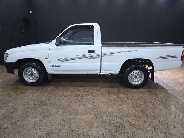 2001-Toyota-Hilux-2000 image:1