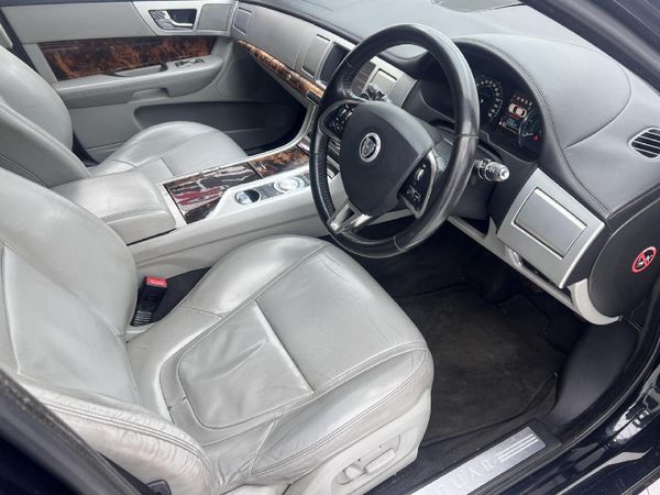 2012-Jaguar-XF-22-D-Premium-Luxury image:11