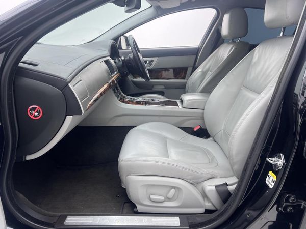 2012-Jaguar-XF-22-D-Premium-Luxury image:4