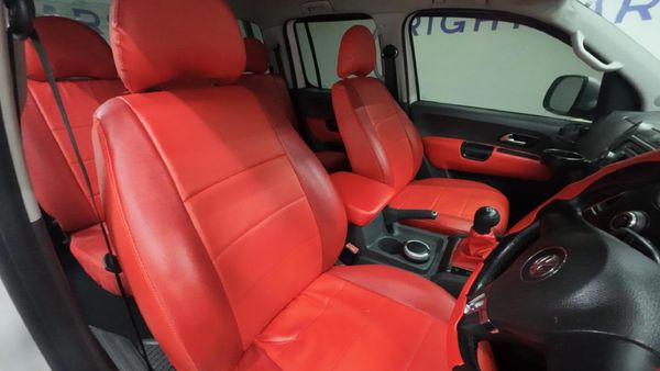 2012-Volkswagen-Amarok-20-TSI-Trendline-118kW-Double-Cab image:11
