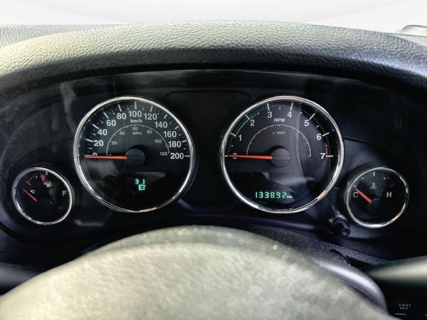 2015-Jeep-Wrangler-Unlimited-Rubicon-36-V6-Auto image:11