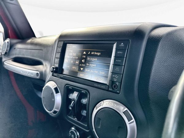 2015-Jeep-Wrangler-Unlimited-Rubicon-36-V6-Auto image:12