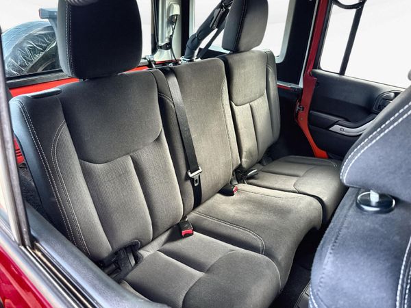 2015-Jeep-Wrangler-Unlimited-Rubicon-36-V6-Auto image:15