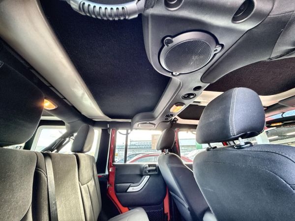 2015-Jeep-Wrangler-Unlimited-Rubicon-36-V6-Auto image:17