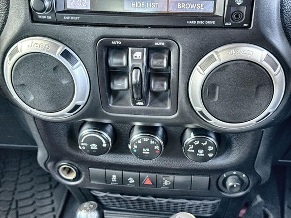 2015-Jeep-Wrangler-Unlimited-Rubicon-36-V6-Auto image:18