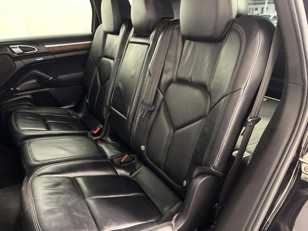 2011-Porsche-Cayenne-S-Auto image:3
