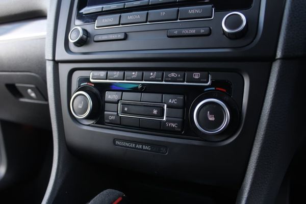 2012-Volkswagen-Golf-VI-GTI-20-TSI-Auto image:18