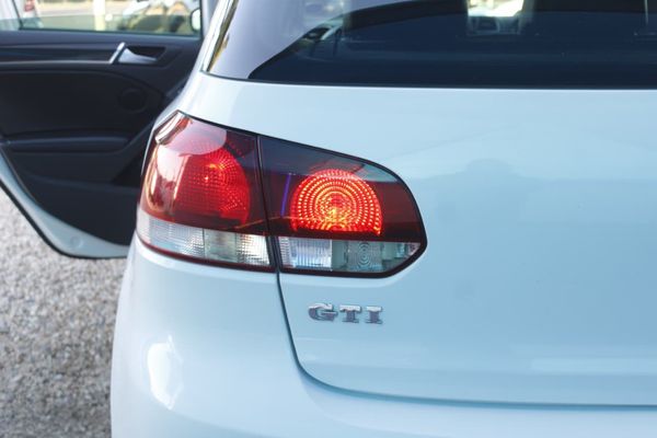 2012-Volkswagen-Golf-VI-GTI-20-TSI-Auto image:8