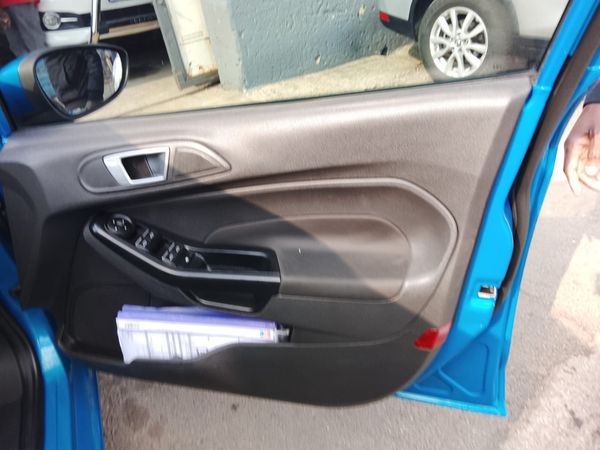 2017-Ford-Fiesta-10-EcoBoost-Ambiente-Auto-5-dr image:9