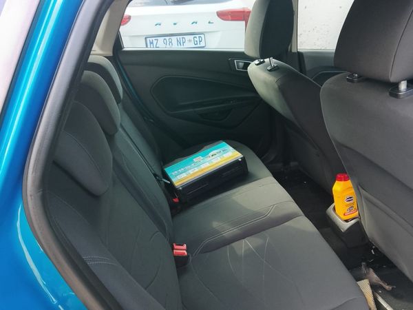 2017-Ford-Fiesta-10-EcoBoost-Ambiente-Auto-5-dr image:14