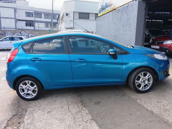 2017-Ford-Fiesta-10-EcoBoost-Ambiente-Auto-5-dr image:3