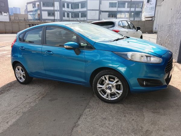 2017-Ford-Fiesta-10-EcoBoost-Ambiente-Auto-5-dr image:4